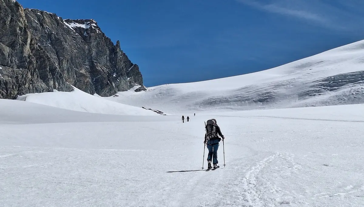 © (DAV-Gangkofen) - schier endlos geht es Col de Valpelline (3557m). 