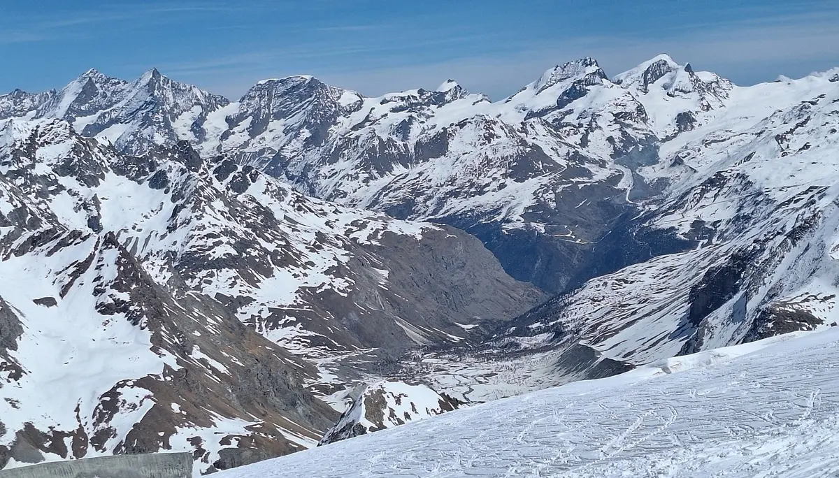 © (DAV-Gangkofen) - Blick nach Zermatt 2000Hm Abfahrt
