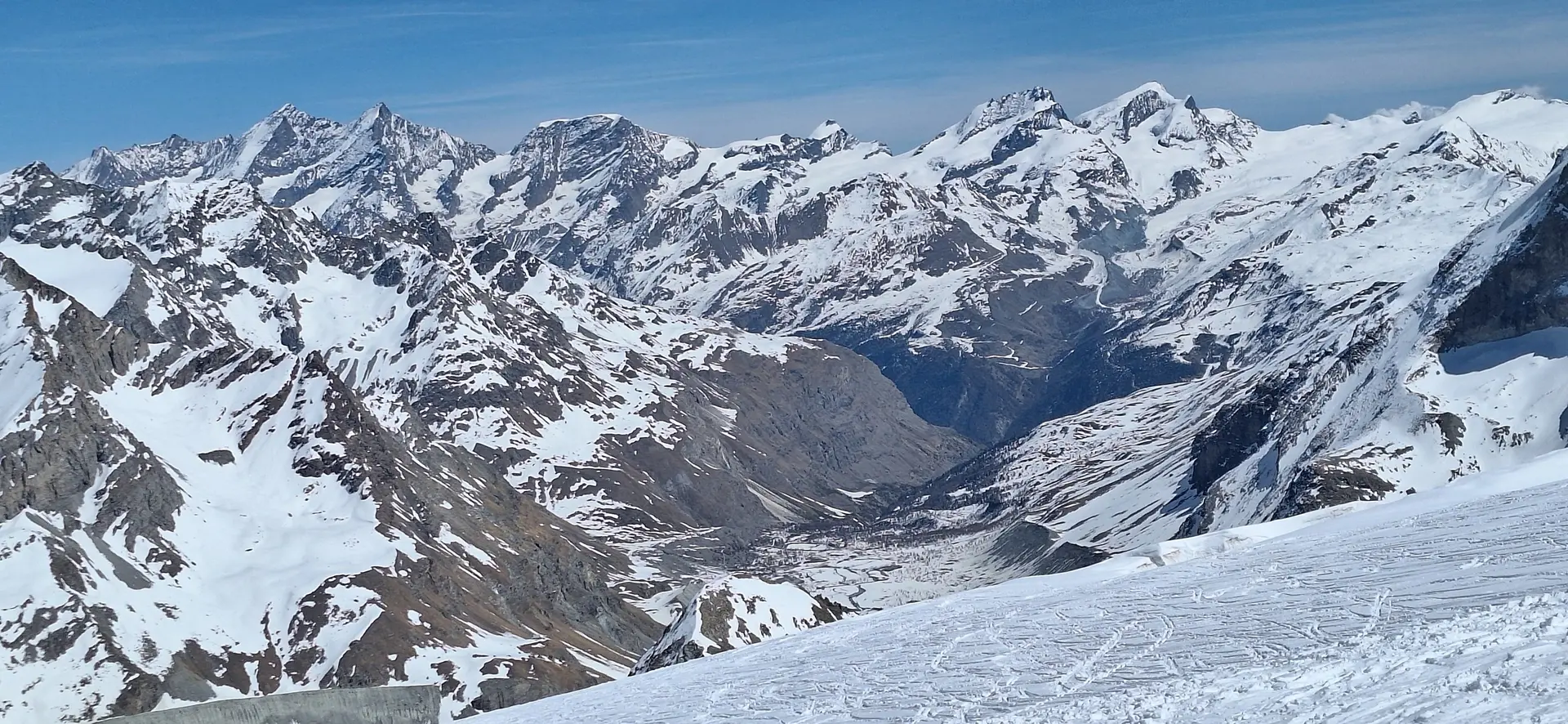 © (DAV-Gangkofen) - Blick nach Zermatt 2000Hm Abfahrt