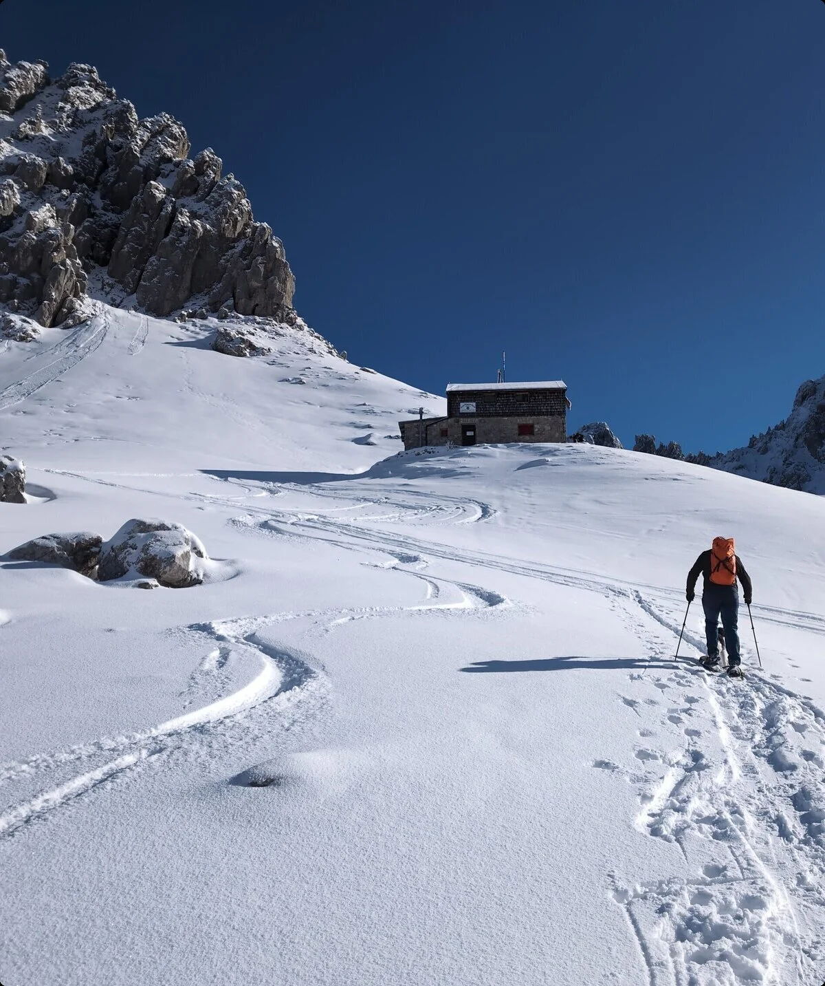 SSW | © DAV Gangkofen\Martin Götz - Blick auf Fritz Pflaum Hütte im Aufstieg