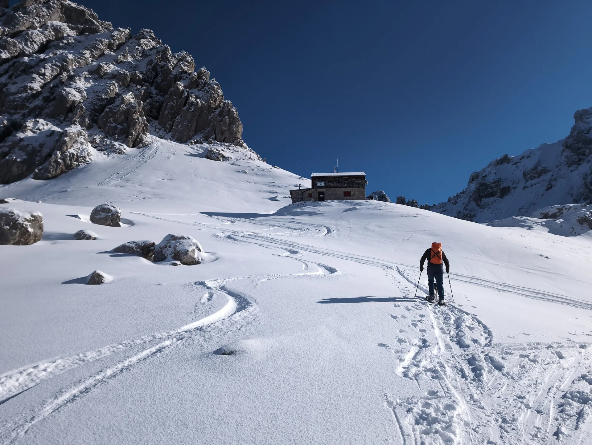 SSW | © DAV Gangkofen\Martin Götz - Blick auf Fritz Pflaum Hütte im Aufstieg