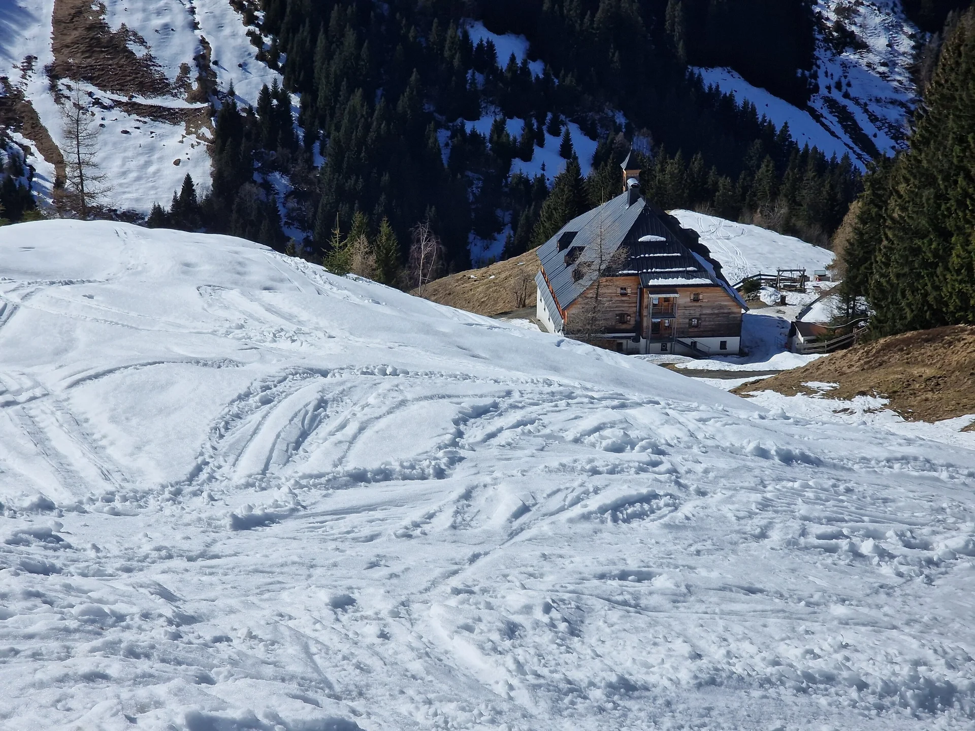 SSW | © DAV Gangkofen\Martin Götz - Blick auf Bochumer Hütte vom Saalkogel kommend