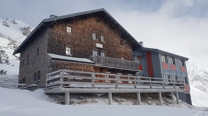 SSW | © DAV Gangkofen\Martin Götz - Stahlhaus morgens tief verschneit