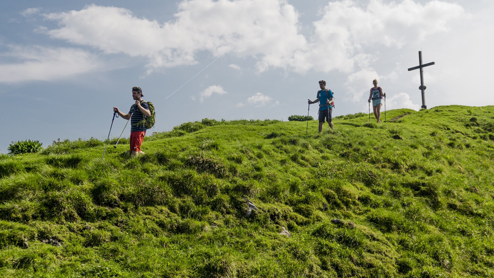 Wandern in den Chiemgauer Alpen | © DAV/Hans Herbig Drei Wanderer auf den grünen Berghängen der Chiemgauer Alpen | © DAV/Hans Herbig
