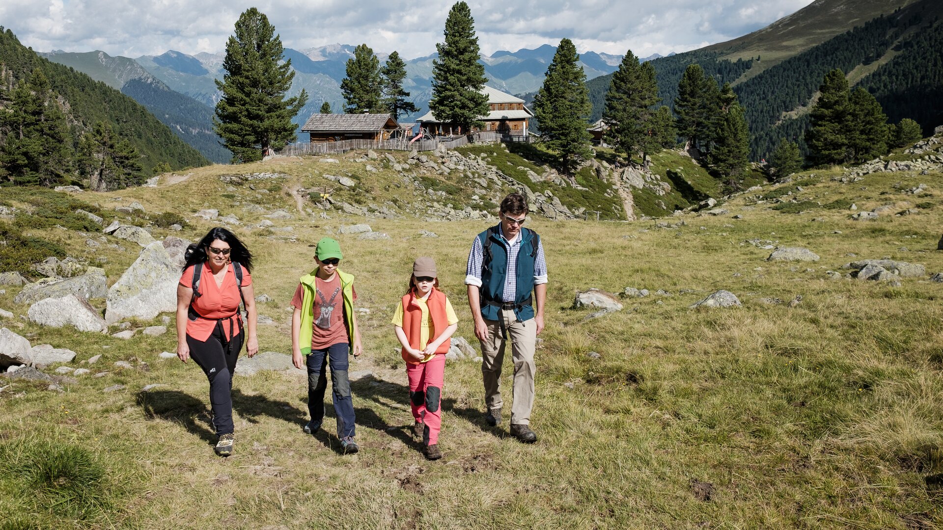 Mit Kindern in den Bergen | © DAV/Hans Herbig Eine Familie mit zwei kleinen Kindern wandert über eine Bergwiese | © DAV/Hans Herbig