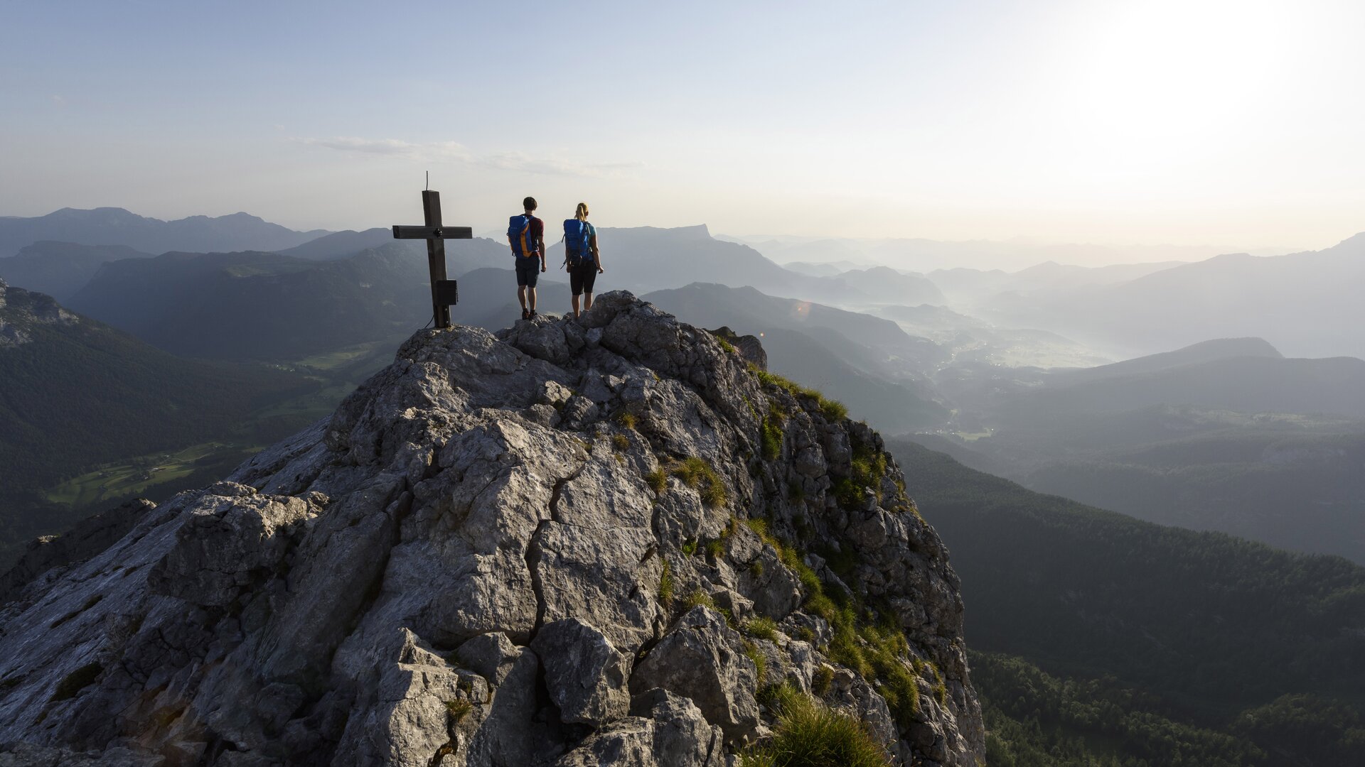 Auf dem Gipfel | © DAV/Wolfgang Ehn Auf dem Gipfel: Zwei Wanderer aus der Ferne auf eine Berggipfel | © DAV/Wolfgang Ehn